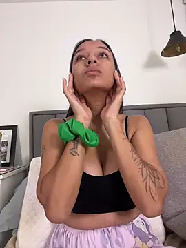 Snapshot of DianaHopson chatting on December 20, 10:40 am DianaHopson online show from December 20, 10:40 am