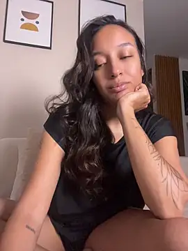 Snapshot of DianaHopson chatting on July 2, 1:28 am DianaHopson online show from July 2, 1:28 am