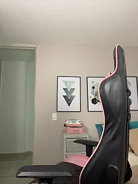 Snapshot of DianaHopson chatting on November 13, 10:30 am DianaHopson online show from November 13, 10:30 am