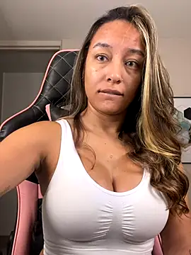 Snapshot of DianaHopson chatting on October 19, 1:19 am DianaHopson online show from October 19, 1:19 am