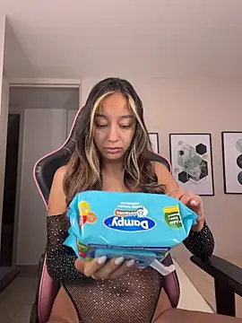 Snapshot of DianaHopson chatting on October 11, 10:38 am DianaHopson online show from October 11, 10:38 am