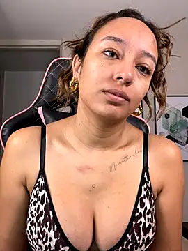 Snapshot of DianaHopson chatting on October 23, 10:25 am DianaHopson online show from October 23, 10:25 am