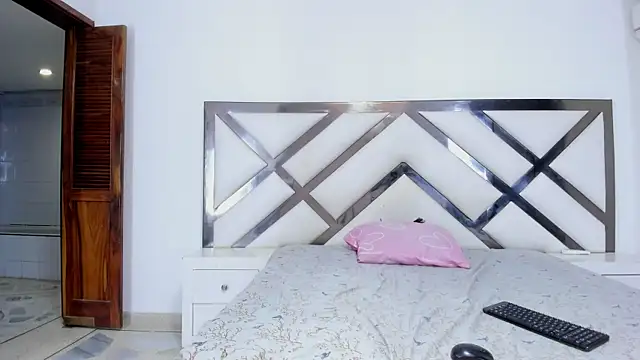 Shanelle   online show from November 18, 4:32 pm