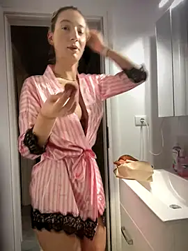 Snapshot of Ella_Charm chatting on October 17, 3:58 pm Ella Charm online show from October 17, 3:58 pm