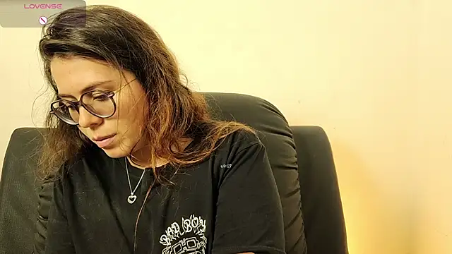 Snapshot of irinasweet27 chatting on November 6, 1:20 am irinasweet27 online show from November 6, 1:20 am