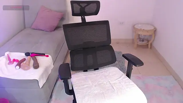 lilian prada online show from March 1, 5:05 pm