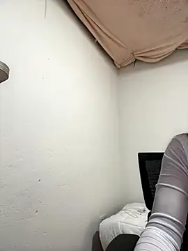 lilian prada online show from November 4, 7:28 pm