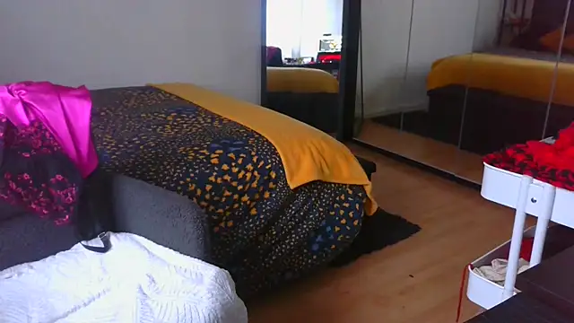 sarametisse26 online show from February 12, 8:03 am