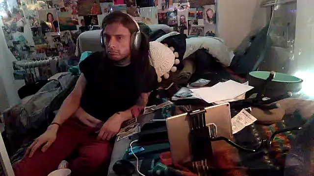 Snapshot of DownstairsSky chatting on January 31, 5:51 am DownstairsSky online show from January 31, 5:51 am