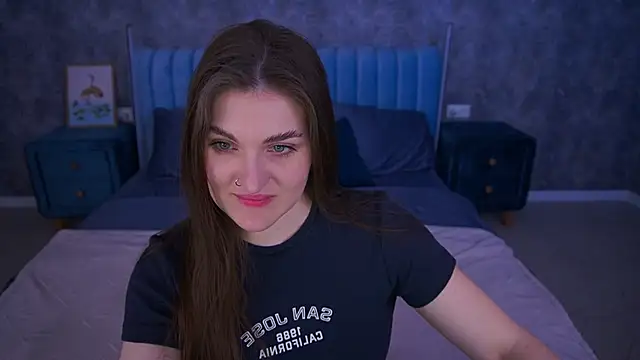 EmmyCharmm online show from April 6, 5:30 am