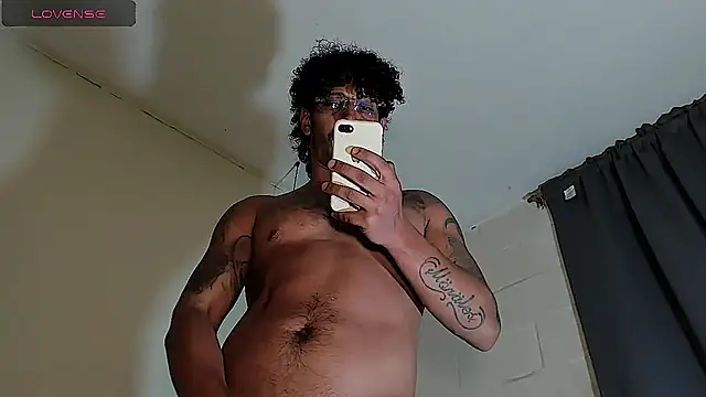 Snapshot of FuckHardlove chatting on October 22, 4:12 am FuckHardlove online show from October 22, 4:12 am