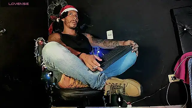 Snapshot of FuckHardlove chatting on December 15, 11:10 pm FuckHardlove online show from December 15, 11:10 pm