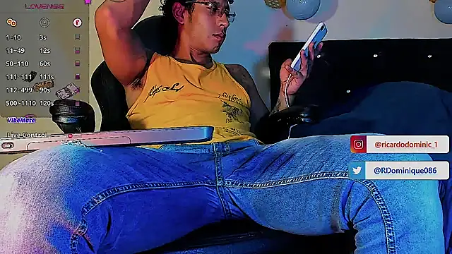 Snapshot of FuckHardlove chatting on February 28, 4:43 am FuckHardlove online show from February 28, 4:43 am