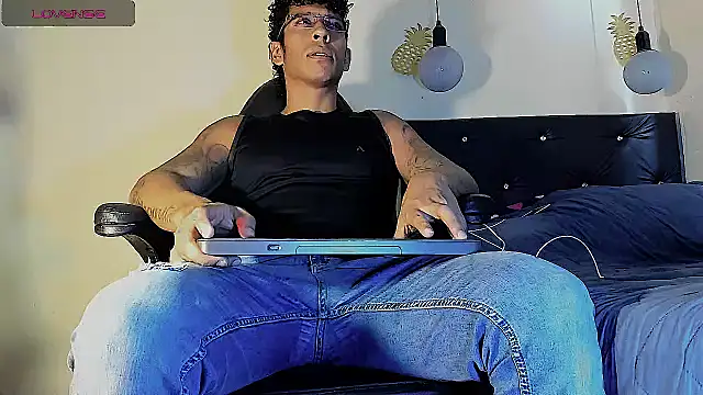 Snapshot of FuckHardlove chatting on March 4, 4:52 pm FuckHardlove online show from March 4, 4:52 pm