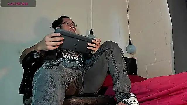 Snapshot of FuckHardlove chatting on September 23, 6:37 pm FuckHardlove online show from September 23, 6:37 pm
