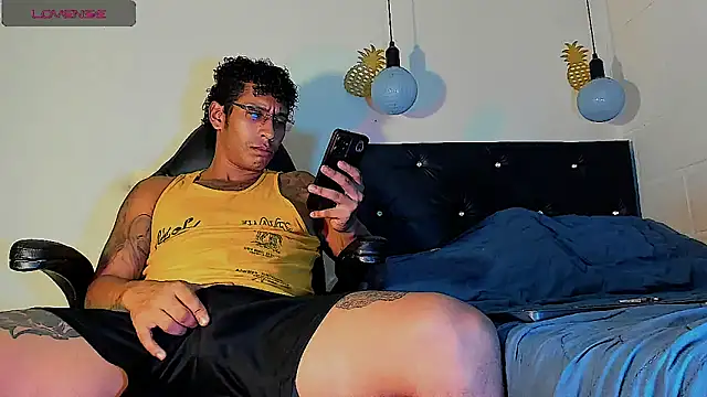 Snapshot of FuckHardlove chatting on March 1, 11:04 pm FuckHardlove online show from March 1, 11:04 pm
