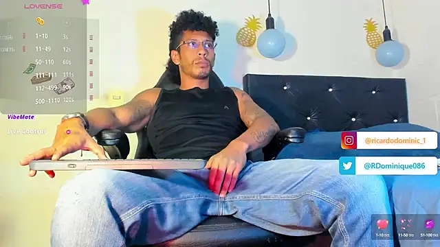 Snapshot of FuckHardlove chatting on February 9, 2:38 am FuckHardlove online show from February 9, 2:38 am