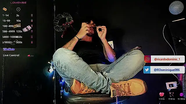 Snapshot of FuckHardlove chatting on December 16, 6:01 pm FuckHardlove online show from December 16, 6:01 pm