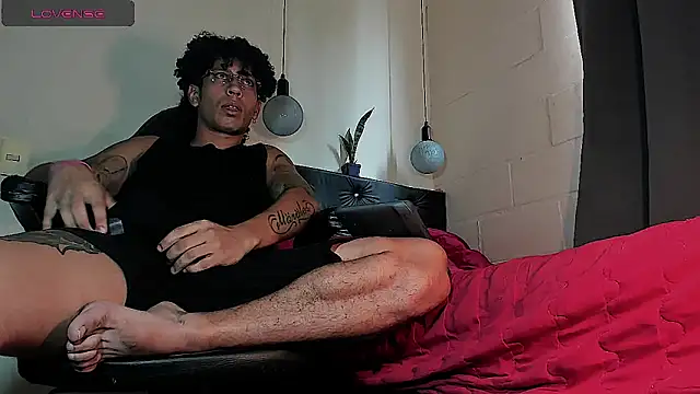 Snapshot of FuckHardlove chatting on September 28, 6:37 pm FuckHardlove online show from September 28, 6:37 pm