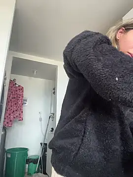 Ameellie online show from December 21, 4:08 pm