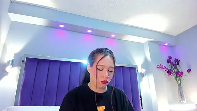 Snapshot of SaraRiley chatting on October 27, 10:54 pm SaraRiley online show from October 27, 10:54 pm