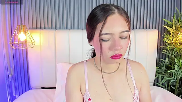 Snapshot of SaraRiley chatting on November 13, 11:08 pm SaraRiley online show from November 13, 11:08 pm