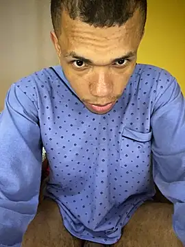Snapshot of MoiseXxx_777 chatting on October 5, 1:07 am MoiseXxx 777 online show from October 5, 1:07 am