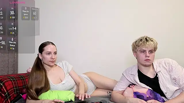 Emily and Ilumi online show from March 13, 9:42 pm