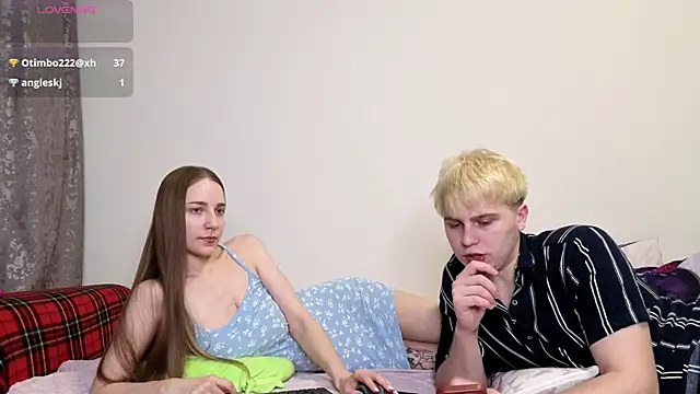 Snapshot of Emily_and_Ilumi chatting on January 18, 7:39 pm Emily and Ilumi online show from January 18, 7:39 pm