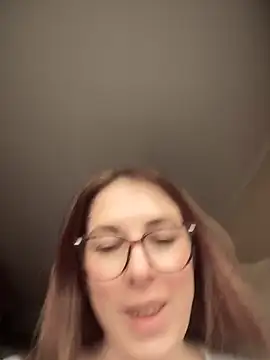 Snapshot of MommmyYummy chatting on February 24, 10:49 am MommmyYummy online show from February 24, 10:49 am