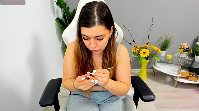 Snapshot of EveEvian chatting on June 3, 7:29 pm EveEvian online show from June 3, 7:29 pm