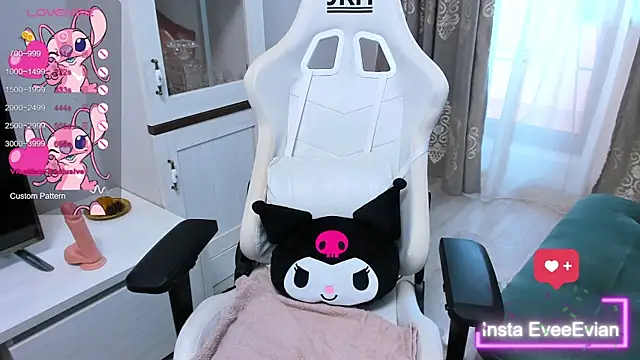 Snapshot of EveEvian chatting on March 8, 2:40 pm EveEvian online show from March 8, 2:40 pm