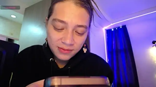 Snapshot of Marilyncoopers chatting on May 26, 6:39 pm Marilyncoopers online show from May 26, 6:39 pm