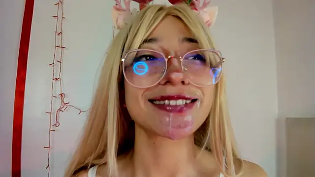 Cloe Leee online show from February 28, 4:54 am