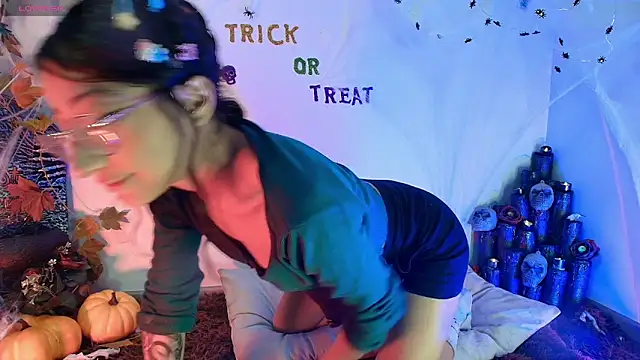 Snapshot of Cloe_Leee chatting on October 21, 5:29 am Cloe Leee online show from October 21, 5:29 am