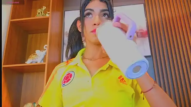 Snapshot of Alahia_Rodriguez chatting on July 3, 8:15 pm Alahia Rodriguez online show from July 3, 8:15 pm