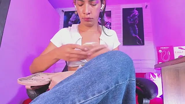 Alahia Rodriguez online show from November 12, 5:50 pm