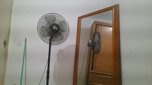 Snapshot of Estrela55 chatting on May 15, 2:59 pm Estrela55 online show from May 15, 2:59 pm