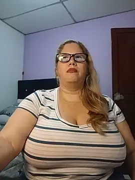 Snapshot of EllisW8 chatting on July 9, 10:59 am EllisW8 online show from July 9, 10:59 am
