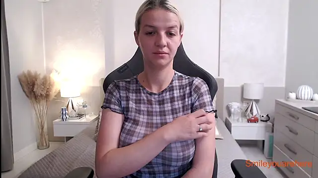 Smileyouarehere online show from October 4, 2:46 am
