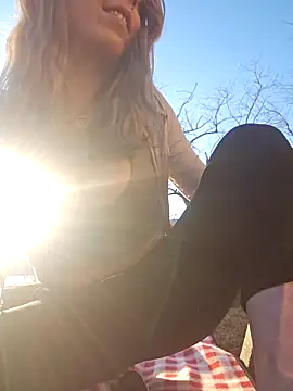 Snapshot of Mia_Railey chatting on February 14, 3:47 pm Mia Railey online show from February 14, 3:47 pm