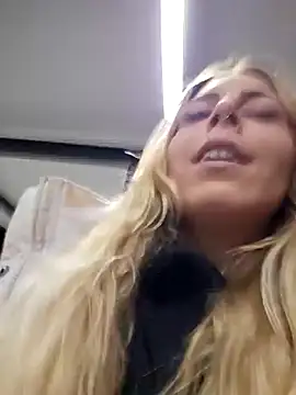 Snapshot of Mia_Railey chatting on December 12, 8:43 pm Mia Railey online show from December 12, 8:43 pm