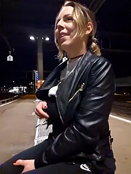 Snapshot of Mia_Railey chatting on March 18, 9:32 pm Mia Railey online show from March 18, 9:32 pm