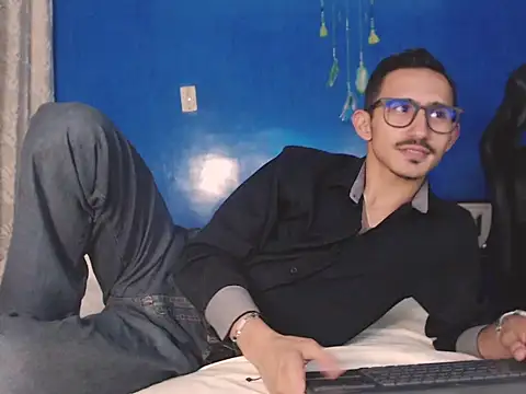 HomeAloneK online show from October 26, 8:09 pm