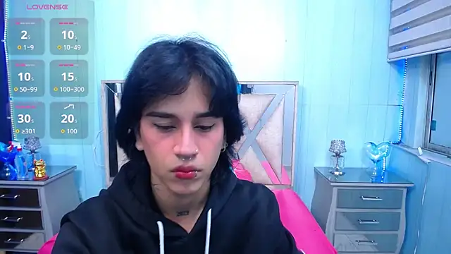 Snapshot of alex_477 chatting on June 4, 11:37 am alex 477 online show from June 4, 11:37 am