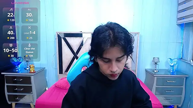 Snapshot of alex_477 chatting on June 8, 11:33 am alex 477 online show from June 8, 11:33 am