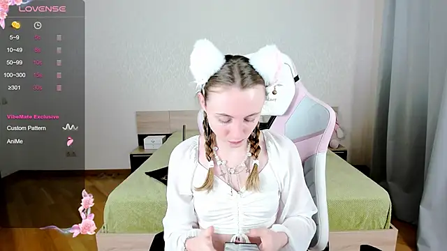 Snapshot of Cowell_Adelina chatting on September 15, 9:32 am Cowell Adelina online show from September 15, 9:32 am