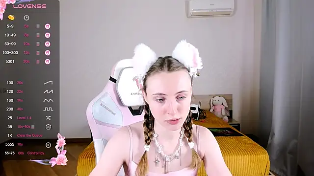 Snapshot of Cowell_Adelina chatting on September 20, 9:47 am Cowell Adelina online show from September 20, 9:47 am