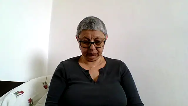 Snapshot of roseblak42 chatting on May 1, 12:43 pm roseblak42 online show from May 1, 12:43 pm