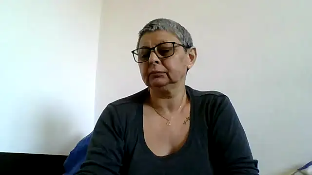 Snapshot of roseblak42 chatting on May 2, 4:01 pm roseblak42 online show from May 2, 4:01 pm